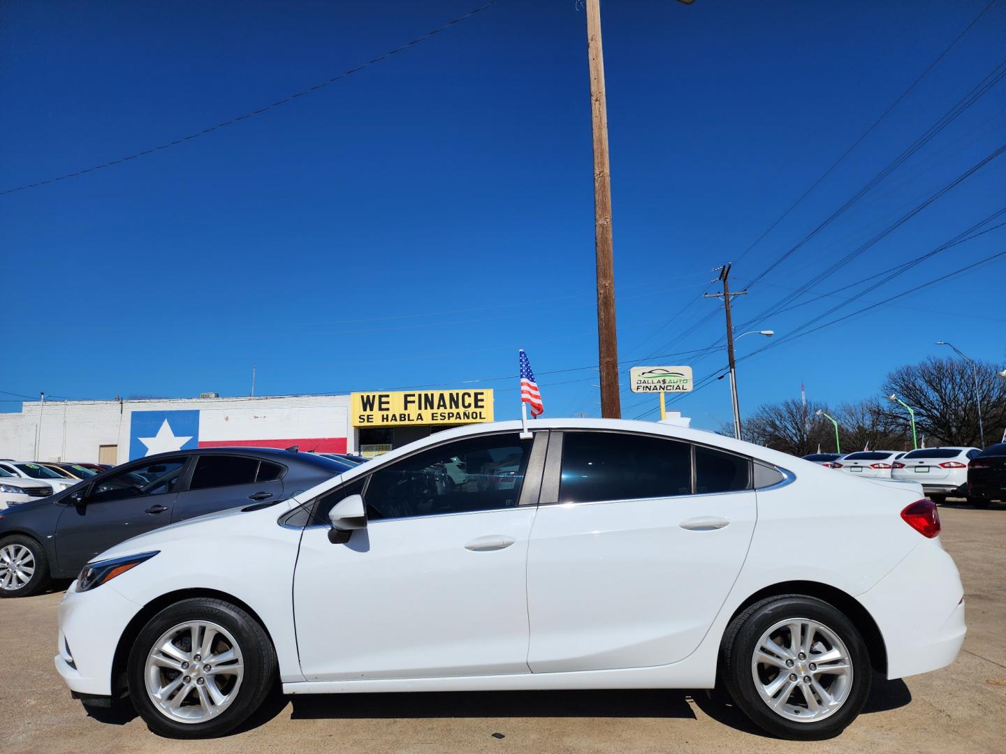 2017 WHITE Chevrolet Cruze LT (1G1BE5SMXH7) with an 1.4L L4 DOHC 16V TURBO engine, 6A transmission, located at 2660 S.Garland Avenue, Garland, TX, 75041, (469) 298-3118, 32.885387, -96.656776 - Welcome to DallasAutos4Less, one of the Premier BUY HERE PAY HERE Dealers in the North Dallas Area. We specialize in financing to people with NO CREDIT or BAD CREDIT. We need proof of income, proof of residence, and a ID. Come buy your new car from us today!! This is a very well cared for 2017 CH - Photo#6